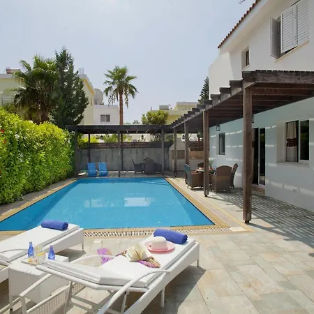 At Last You Can Rent The Perfect Luxury Close To The Beach, 1520 Villa
